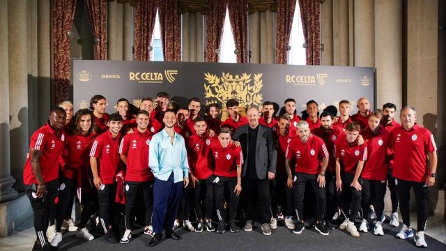 C. Tangana posa con el equipo del Celta antes de presentar el himno del Centenario en Vigo.