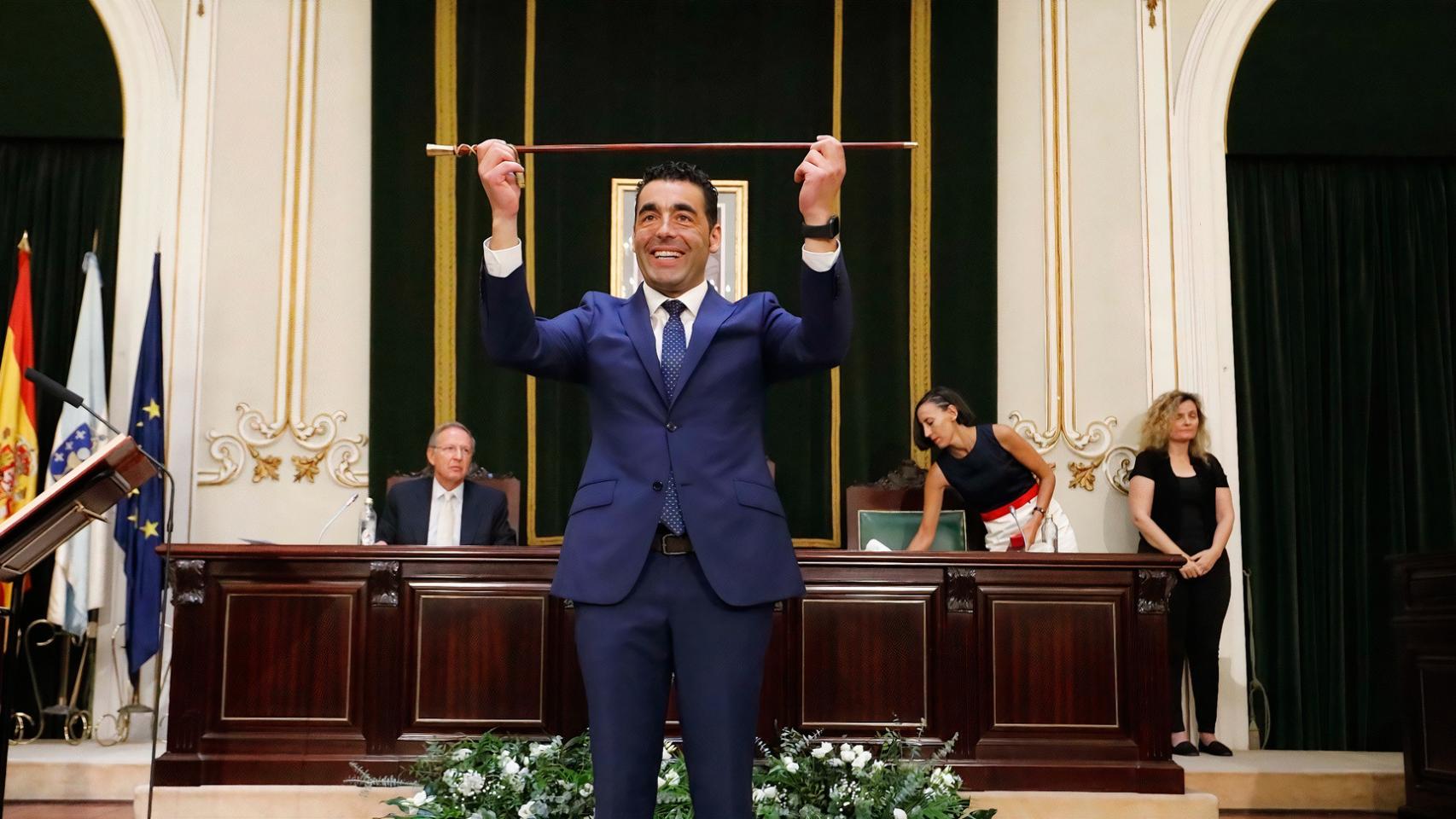 Luis López muestra el bastón de mando del ente provincial.