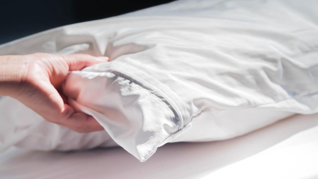 ¡Despídete de las manchas amarillas en tus almohadas! Descubre el truco definitivo para dejarlas como nuevas