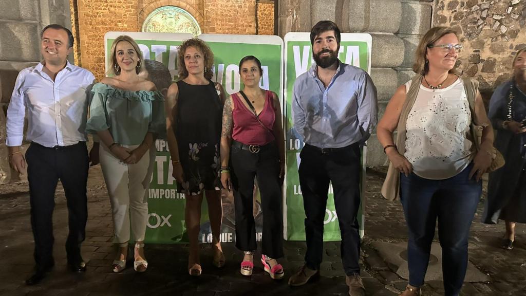 Pegada de carteles de Vox en Toledo.