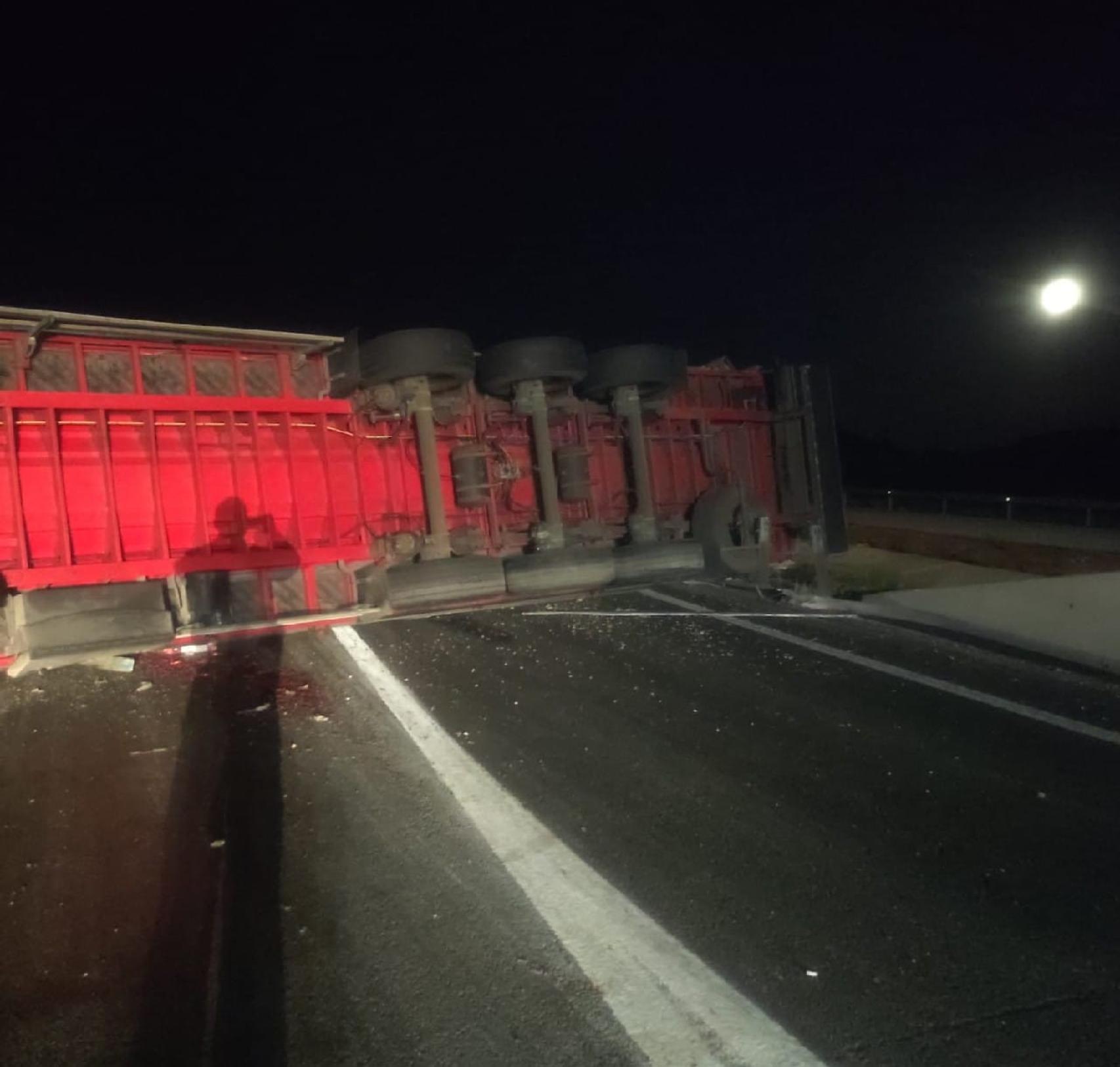 El camión volcado en la A-11 cruzado en la calzada