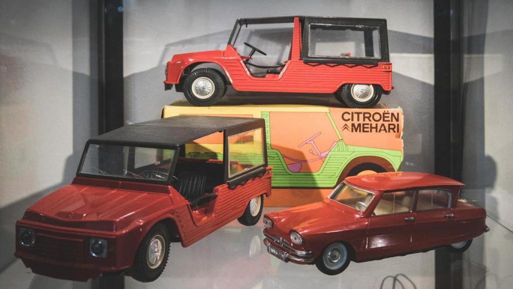 Coches de juguete en su exposición