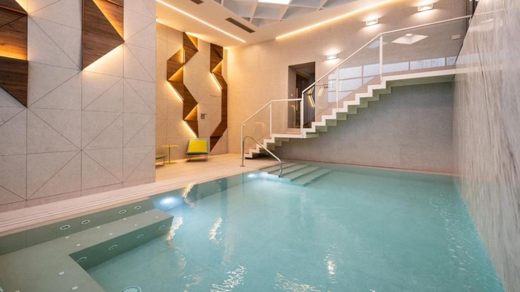 Render de la piscina cubierta del edificio.