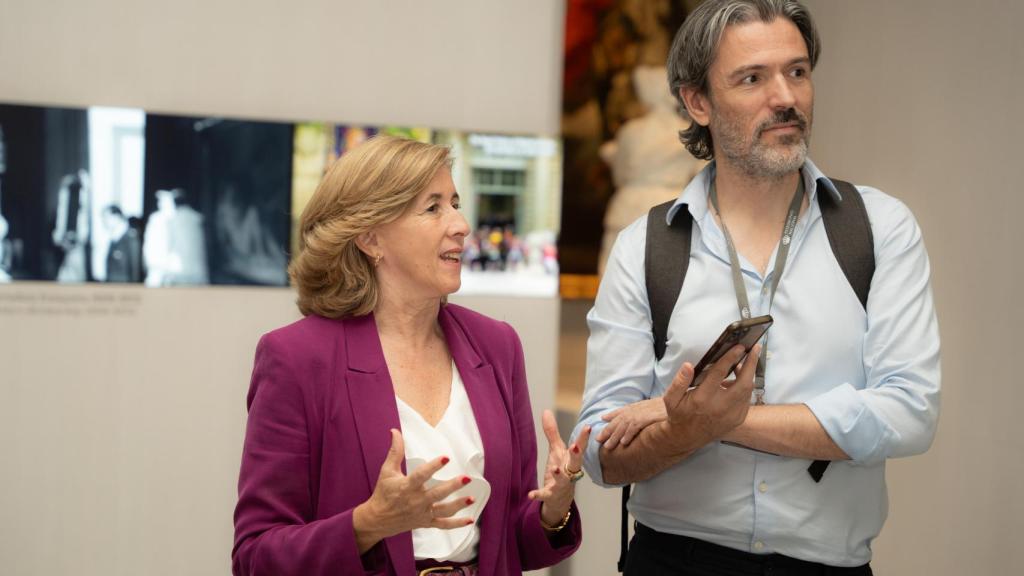 Ana de la Cueva junto al periodista Rubén Fernández-Costa