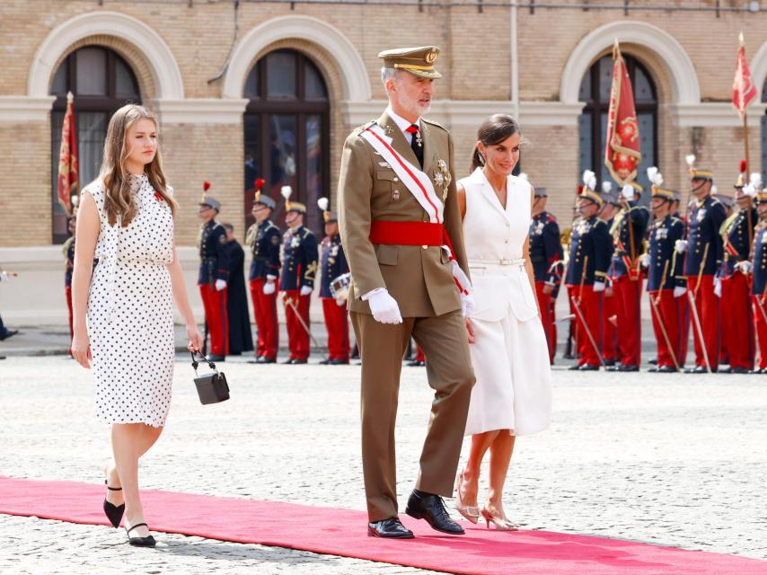 La princesa Leonor junto a los reyes Felipe VI y Letizia este viernes en Zaragoza.