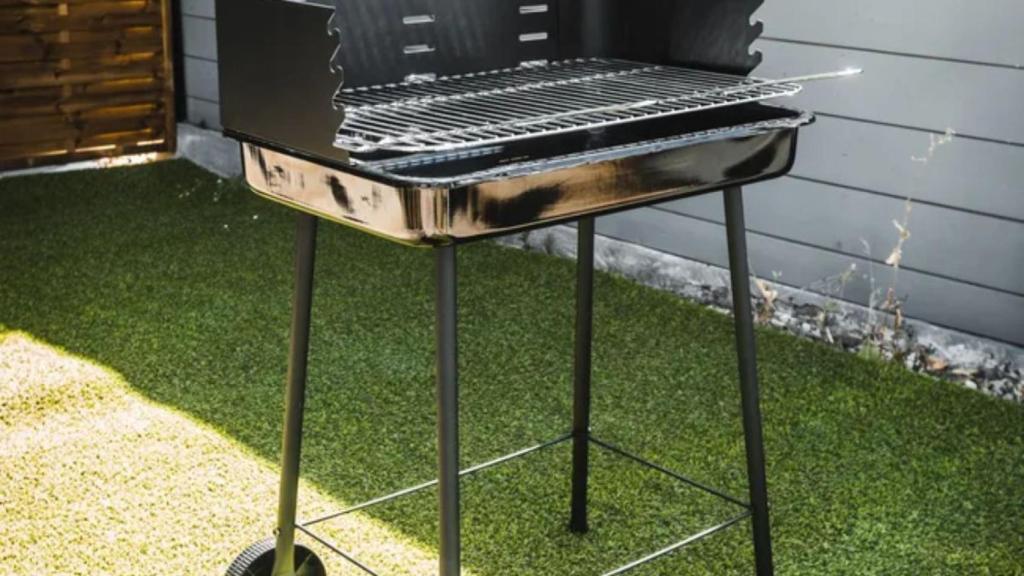 Esta barbacoa de carbón de Leroy Merlin perfecta para verano ¡ahora cuesta menos de 40 euros!