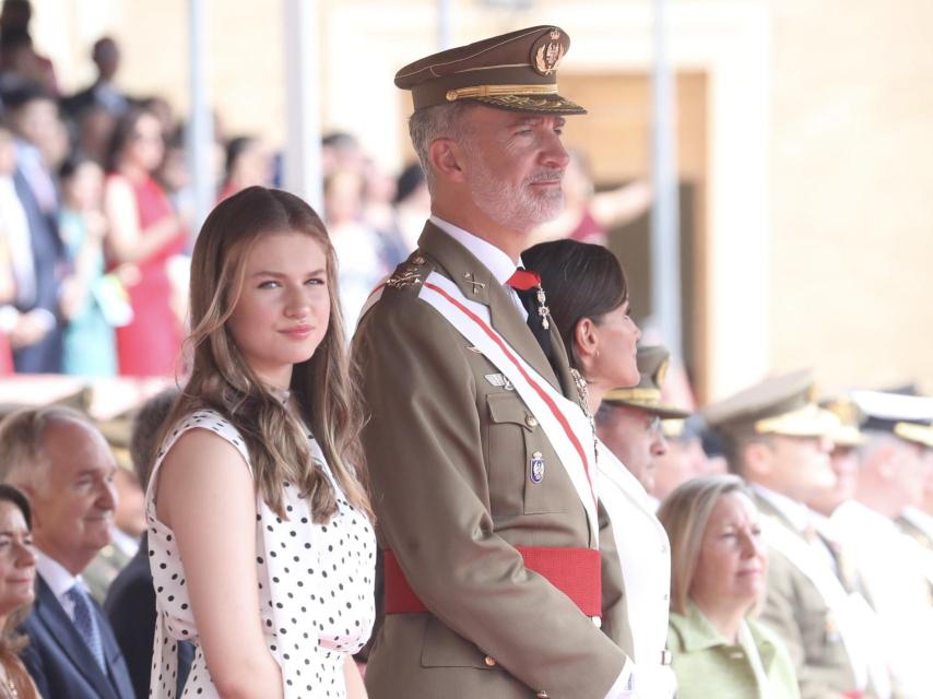 El Rey, acompañado de la Reina y la princesa de Asturias, a su llegada a Zaragoza para presidir el acto de entrega de Reales Despachos de Empleo en la Academia General Militar.