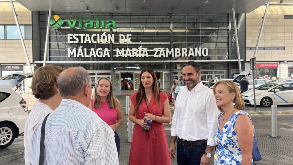 La cabeza de lista del PSOE al Congreso de los Diputados por Málaga, Mari Nieves Ramírez, y el secretario del PSOE de Málaga, Daniel Pérez, en rueda de prensa en Malaga.