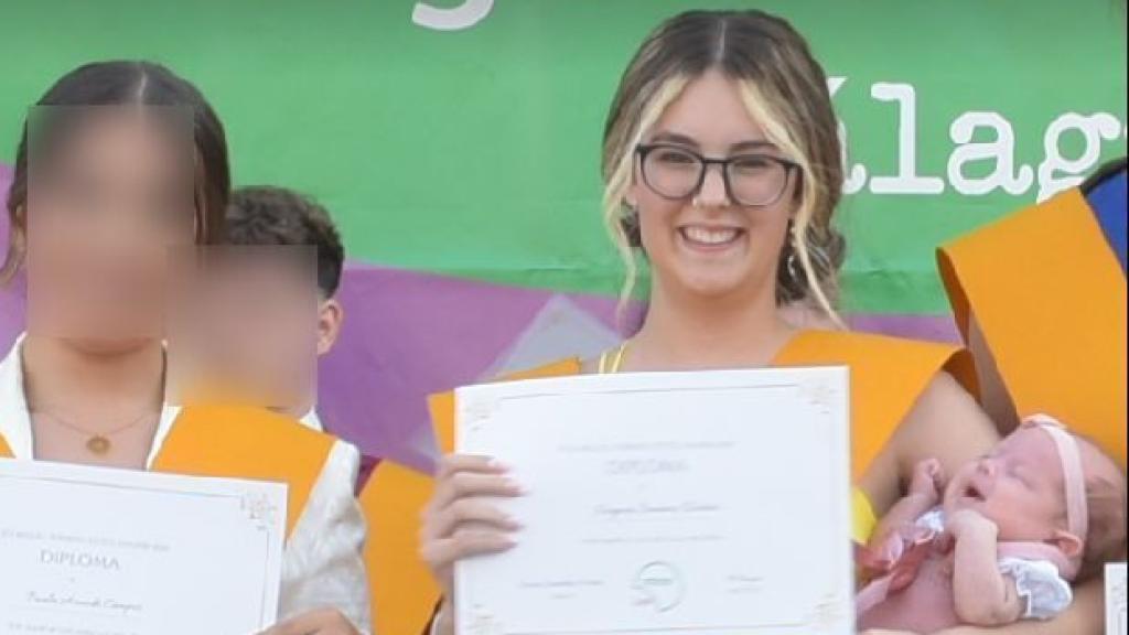 La joven con la bebé en brazos.