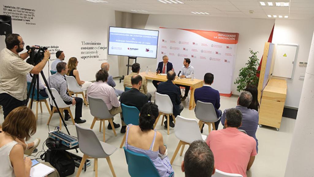 El rector firma el acuerdo con la empresa Juniper Travel Tech