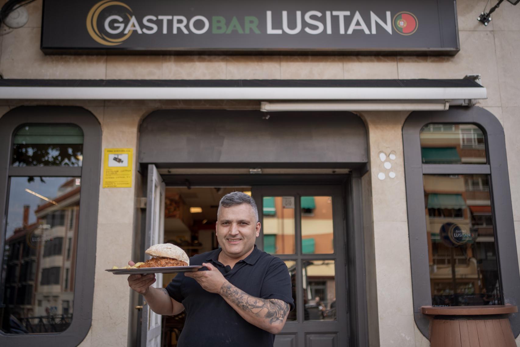 Carlos Manuel Amador, de 47 años, el dueño del Gastrobar Lusitano, mostrando la bifana del reto.