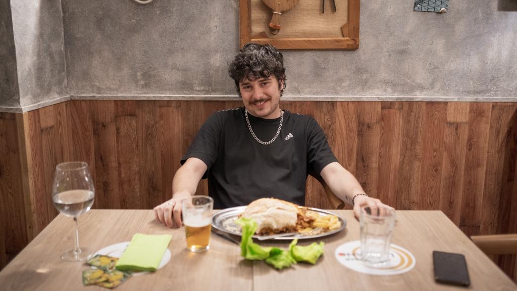 El reportero, durante el reto de comer una bifana de 1.200 gramos en menos de siete minutos.