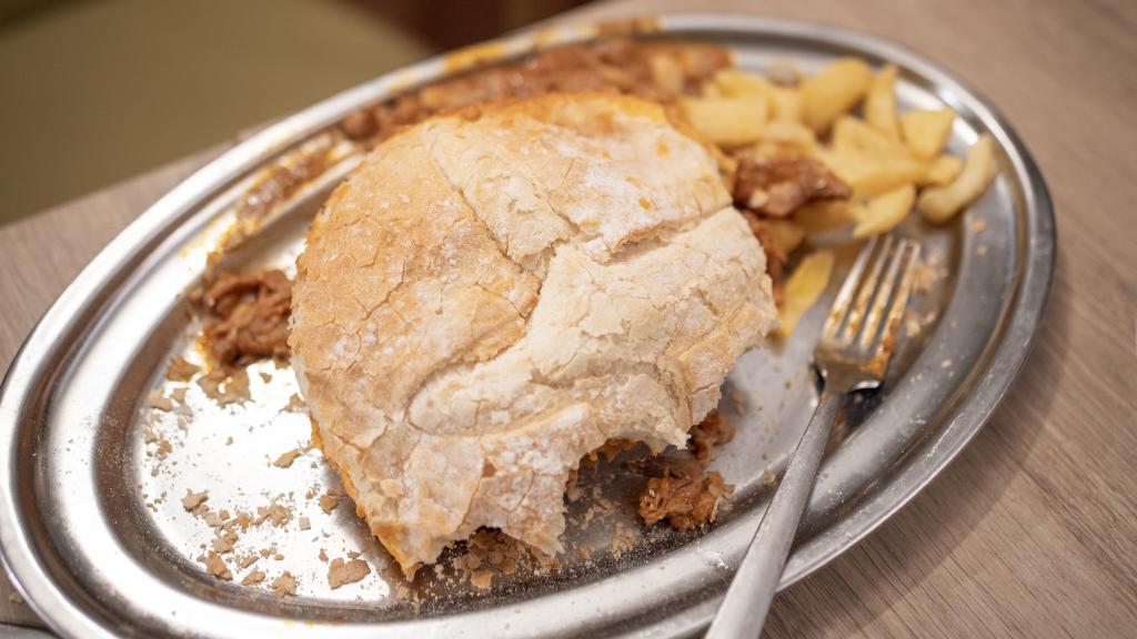 El reportero sólo ha podido comer un cuarto de la bifana.