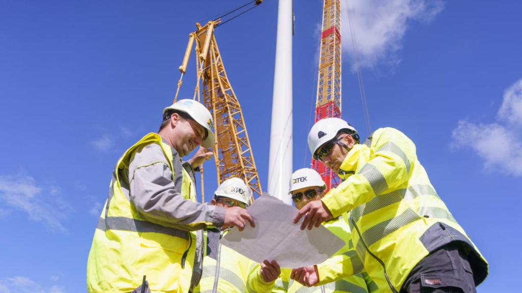 Los trabajadores durante la construcción del parque eólico en Ucrania.
