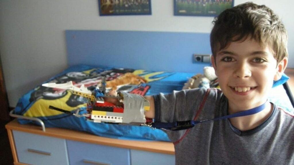 David Aguilar de pequeño y su prótesis.