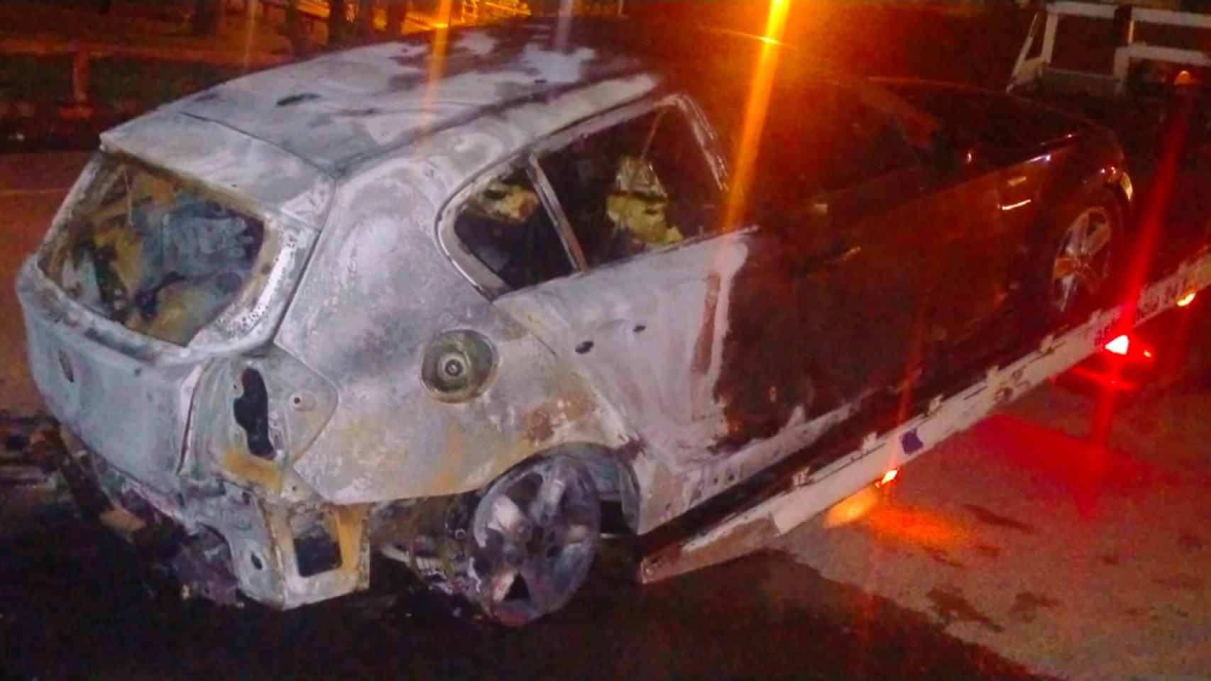 Imagen del coche calcinado que ha mostrado Vox en el primer debate celebrado en Valencia.