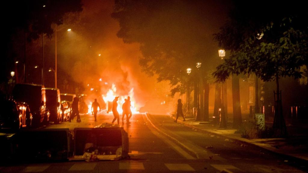 Varios vehículos y contenedores en llamas durante las protestas en Francia