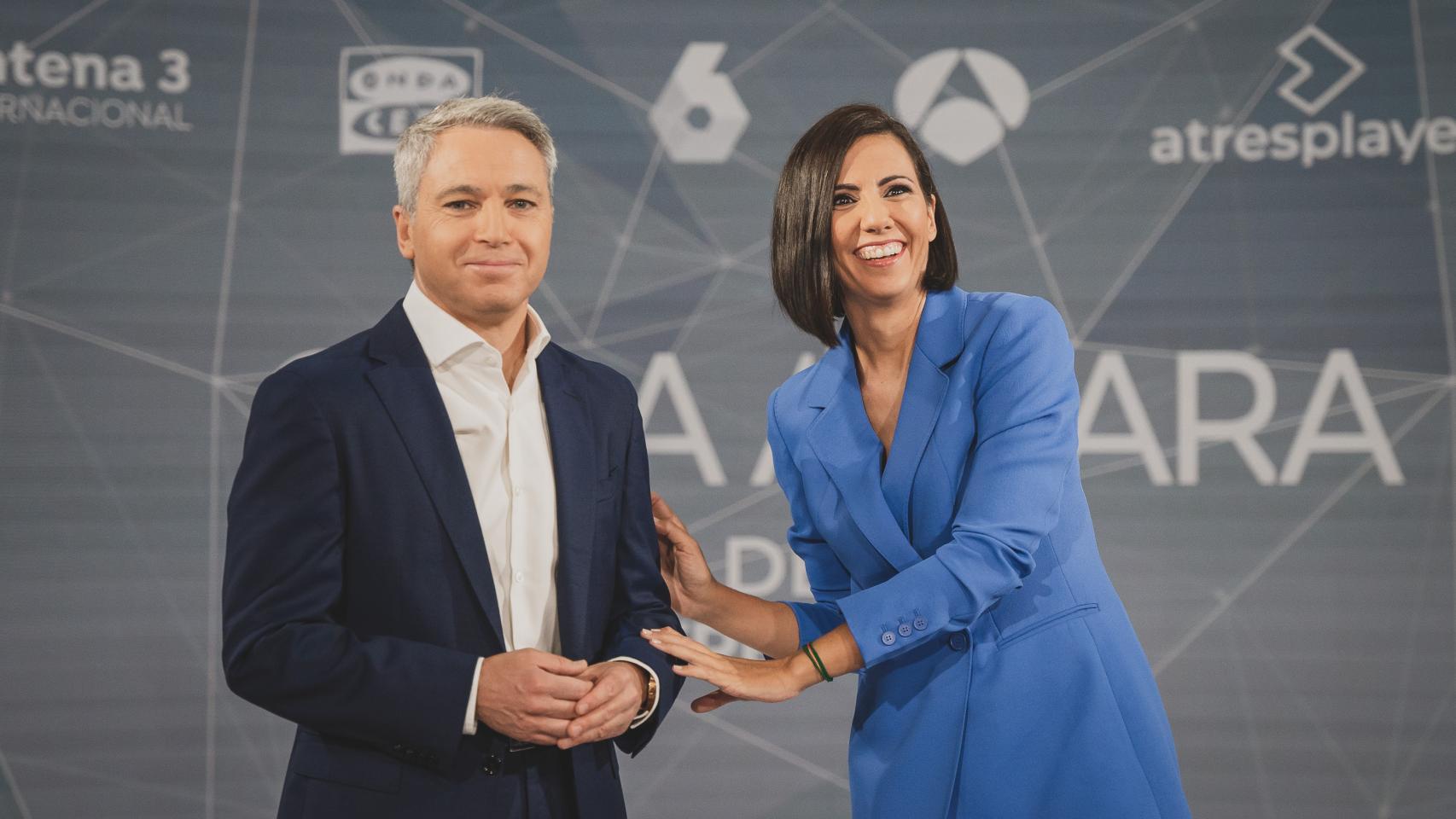Ana Pastor y Vicente Vallés posan durante la entrevista con EL ESPAÑOL.