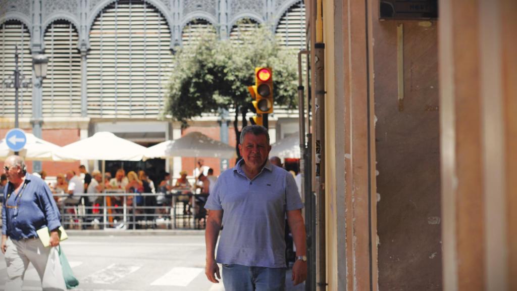 Antonio Diéguez, delante del Mercado de Atarazanas.