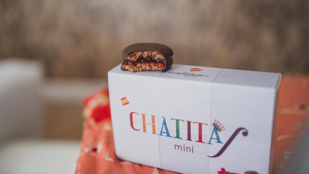 Las Chatitas son un bizcocho relleno de frambuesa y bañado en chocolate negro.
