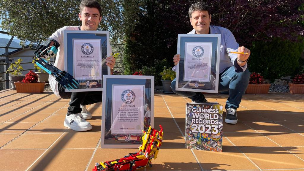 David Aguilar y su padre, Ferran Aguilar, con los tres Récord Guinness y su prótesis.