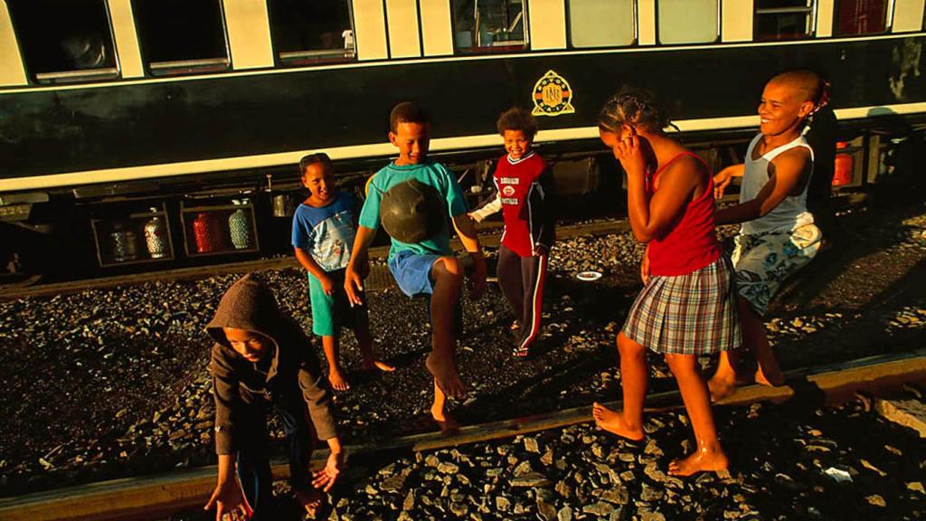 Un grupos de niños juegan en Sudáfrica en 2001