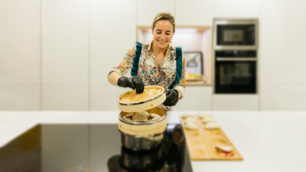 Lucía Ruiz Lafita, fundadora de Delirium, cocinando una de sus propuestas.