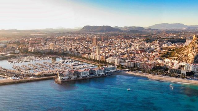 Panorámica de la ciudad de Alicante, en imagen de archivo.