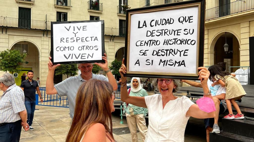 Protesta de los vecinos contra el ruido en la Plaza del Ayuntamiento, el pasado mes de abril.