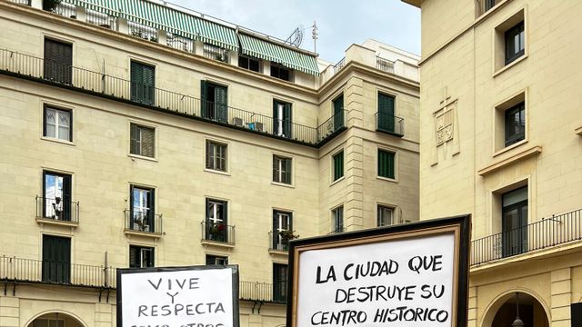 Protesta de los vecinos contra el ruido en la Plaza del Ayuntamiento, el pasado mes de abril.
