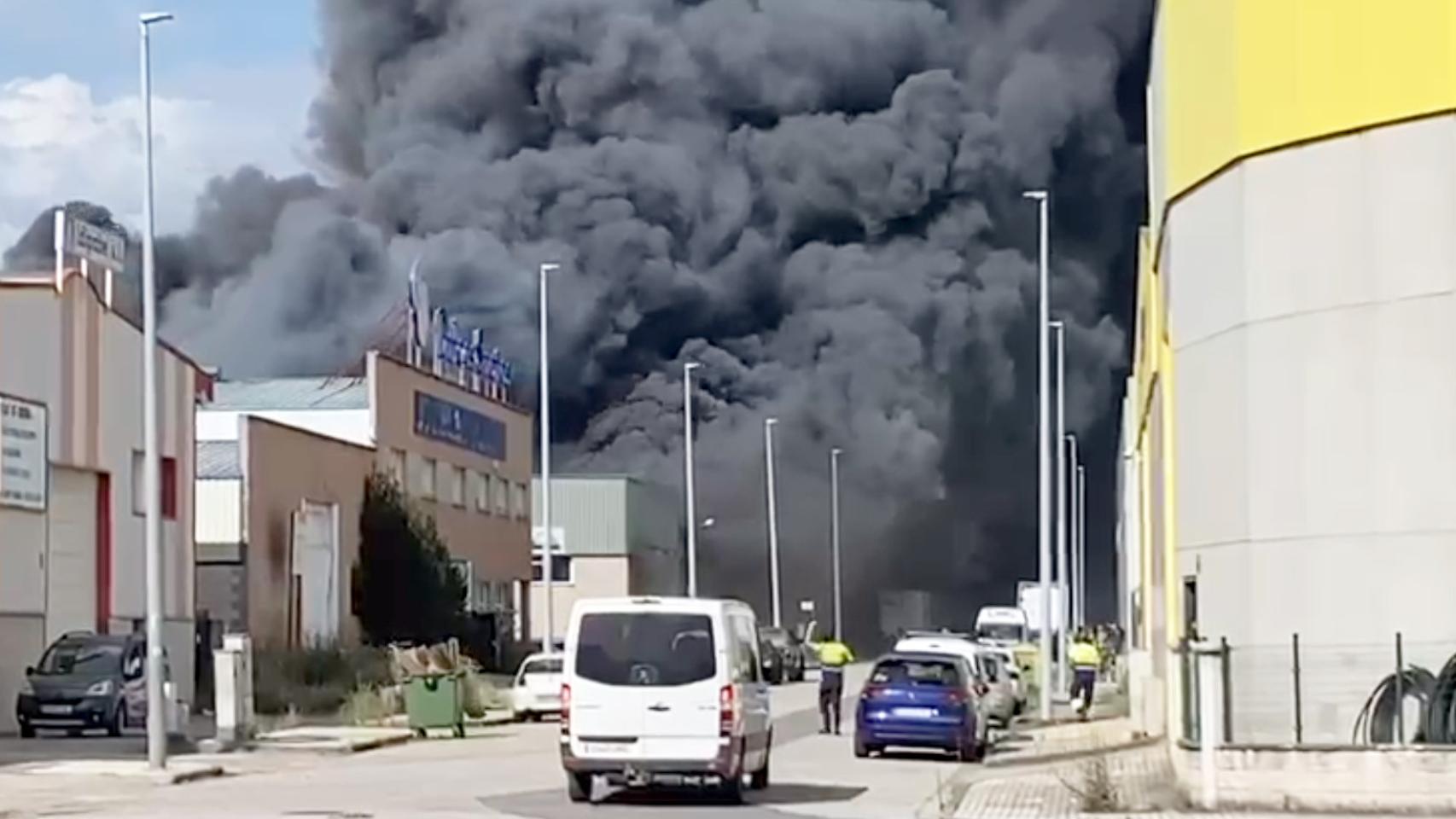 Incendio en una nave de embutidos del polígono de San Román de Bembibre (León)