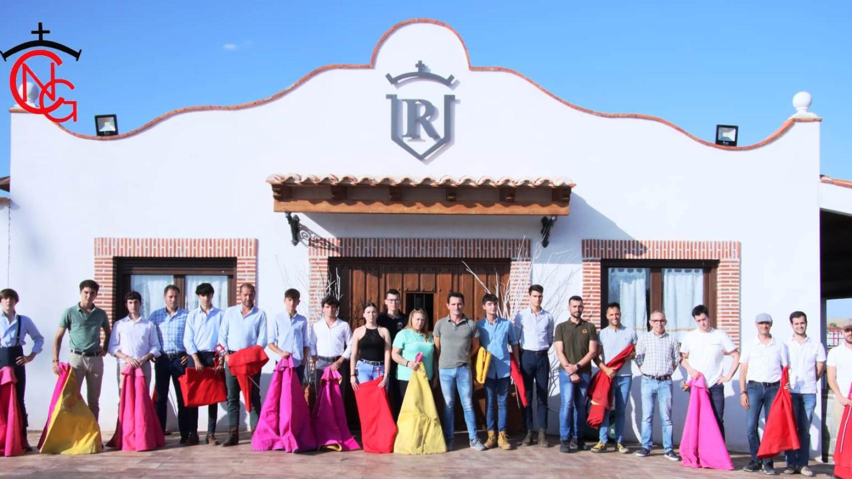 Los participantes del Aula Taurina de Simancas posan en familia