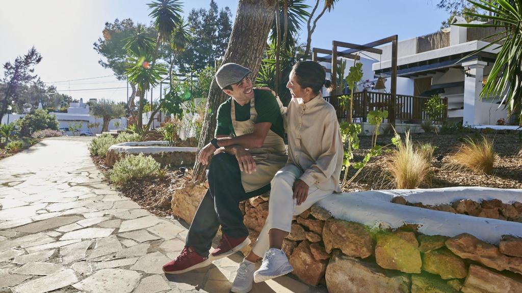 Alvaro y Elisa en el jardín de Es Tragón Ibiza.