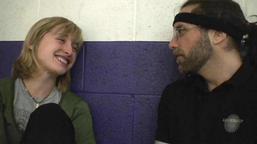 Allison Mack junto a Keith Raniere en el documental 'The Vow'