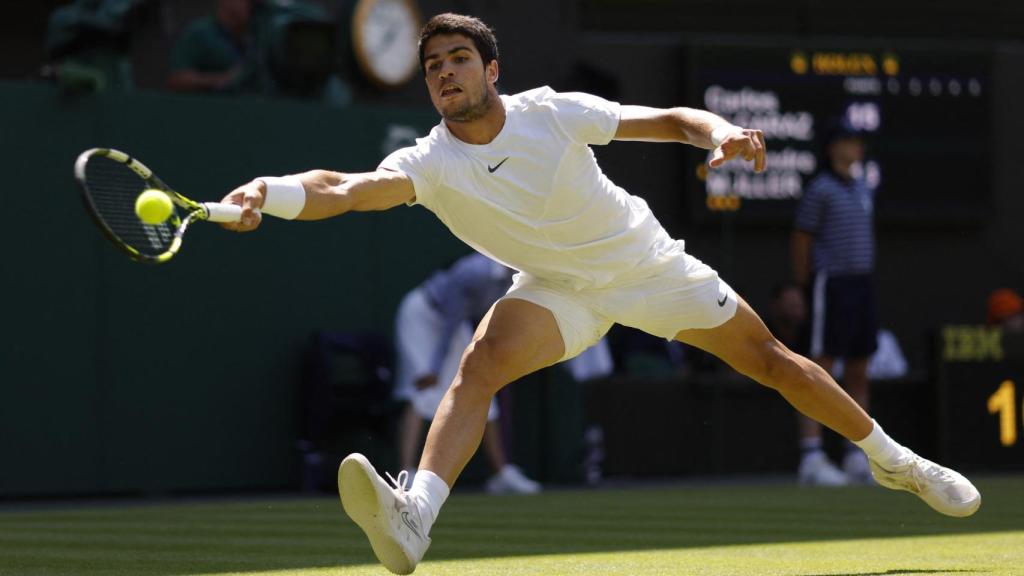 Carlos Alcaraz busca alcanzar una bola frente a Müller en segunda ronda de Wimbledon.