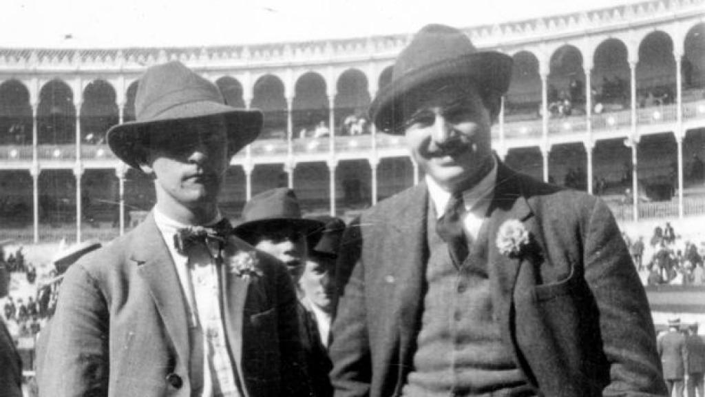 MADRID, 1923. Hemingway vio su primera corrida de toros con su amigo poeta y editor Robert McAlmon en la Plaza de Fuente del Berro, mientras se construía la Monumental de las Ventas (U.S. National Archives)