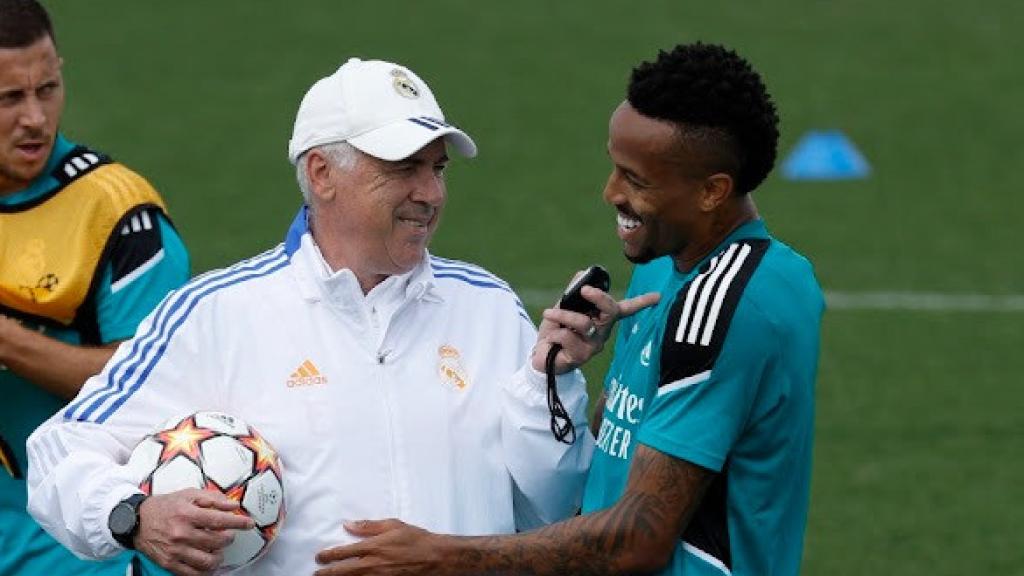 Ancelotti y Militao durante un entrenamiento del Real Madrid la pasada temporada.