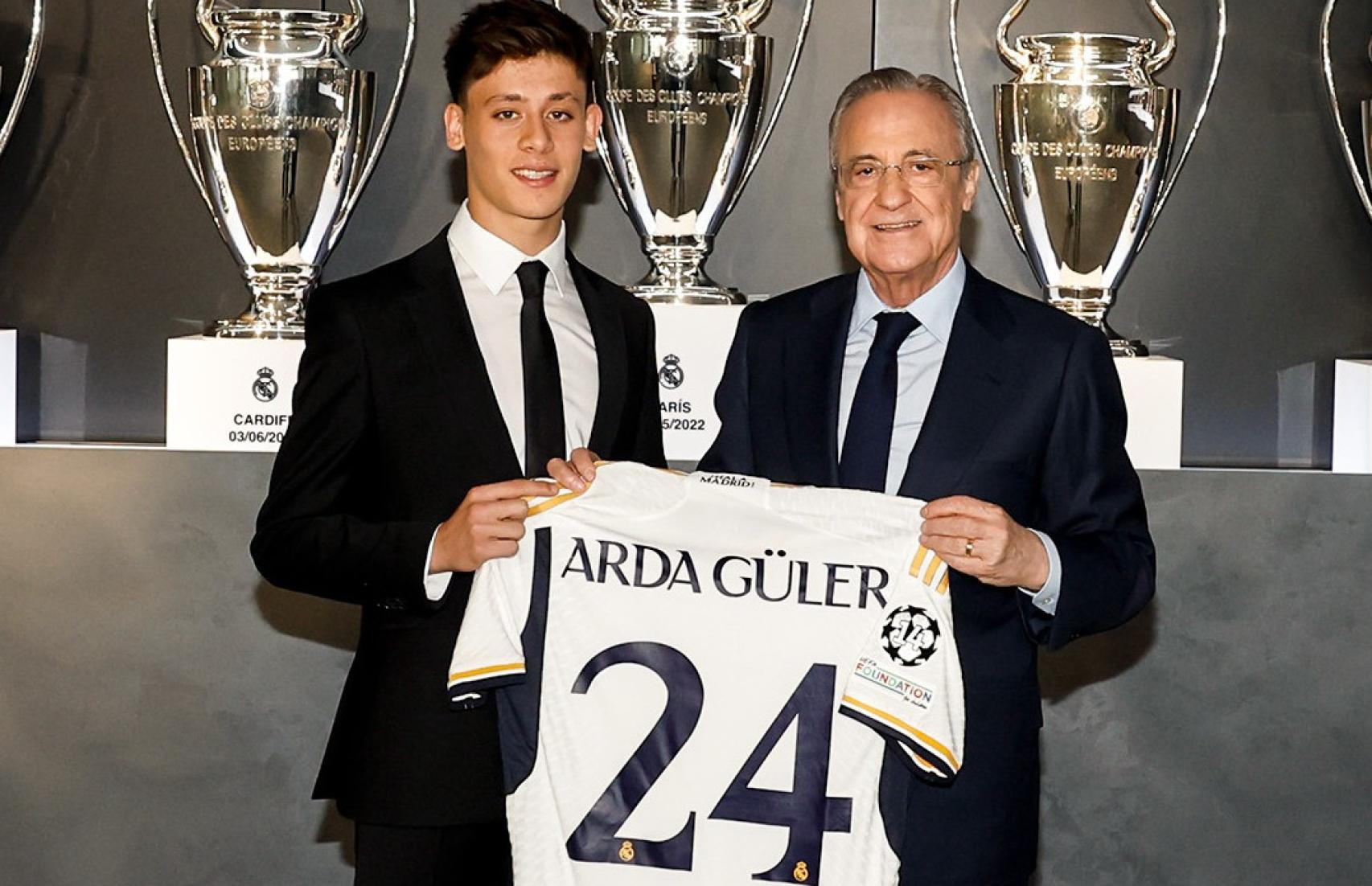 Arda Güler, en su presentación con el Real Madrid junto a Florentino Pérez.