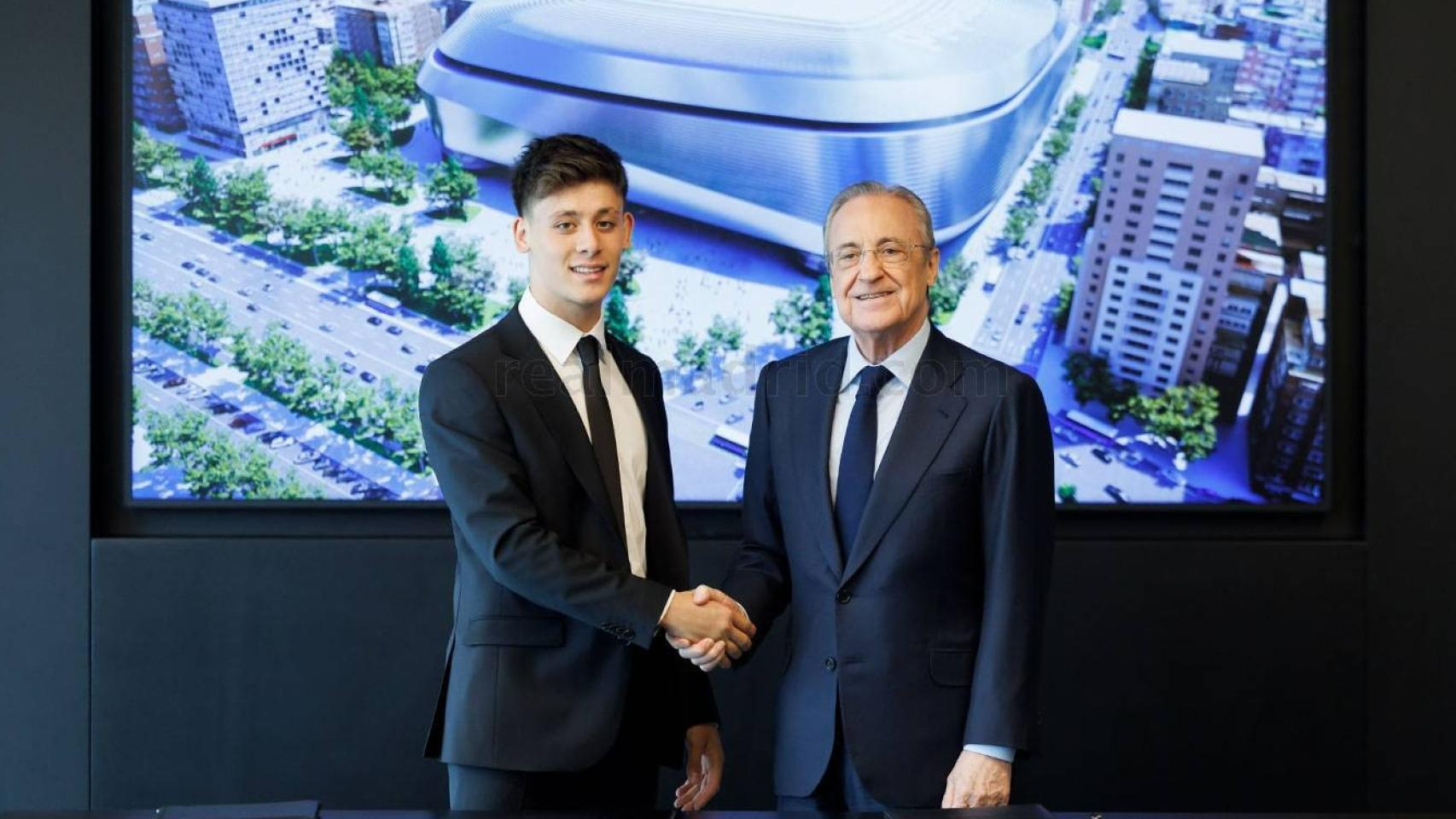 Arda Güler, junto a Florentino Pérez instantes antes de su presentación.