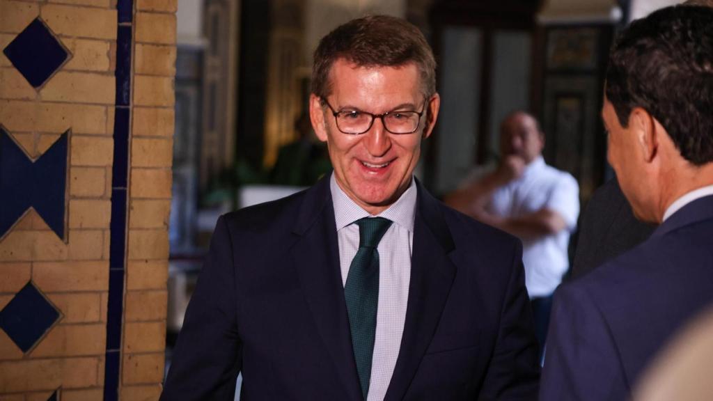 El candidato del PP, Alberto Núñez Feijóo, entra en el hotel Alfonso XIII para participar en el primer acto electoral.