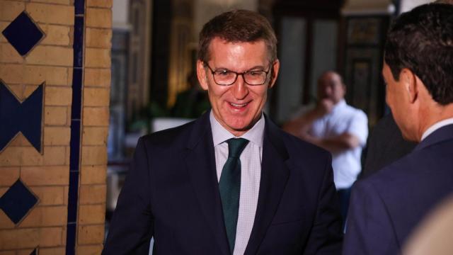 El candidato del PP, Alberto Núñez Feijóo, entra en el hotel Alfonso XIII para participar en el primer acto electoral.