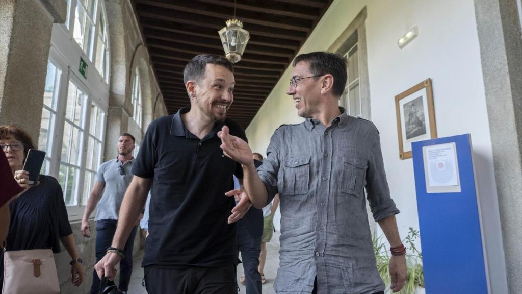 Pablo Iglesias y Juan Carlos Monedero asisten a un debate titulado 'Contra la radio de las mil colinas. Medios de comunicación en un mundo vulnerable'', en julio de 2022 en la Universidad de Verano de la Complutense.
