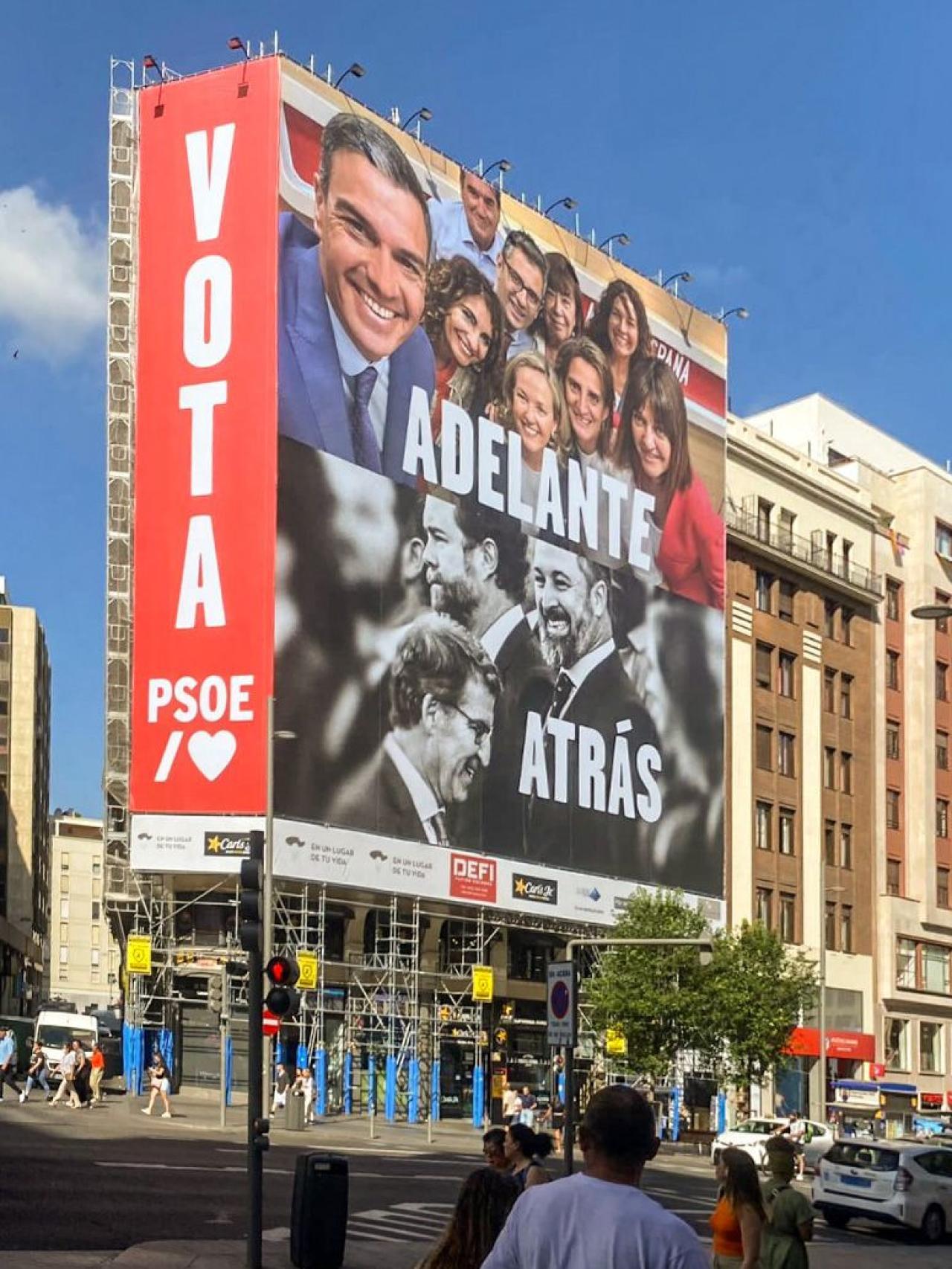 La lona del PSOE en Gran Vía