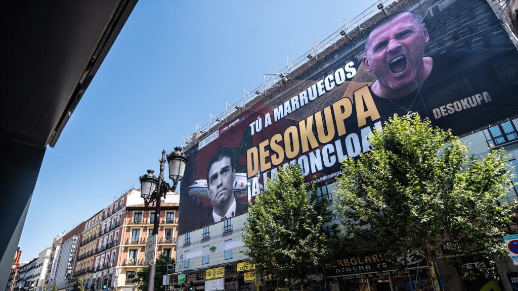 La lona desplegada en Madrid por Desokupa