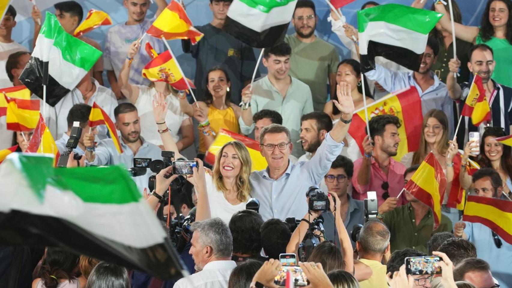 Feijóo y María Guardiola, este viernes en Badajoz, en un mitin del PP en Badajoz.