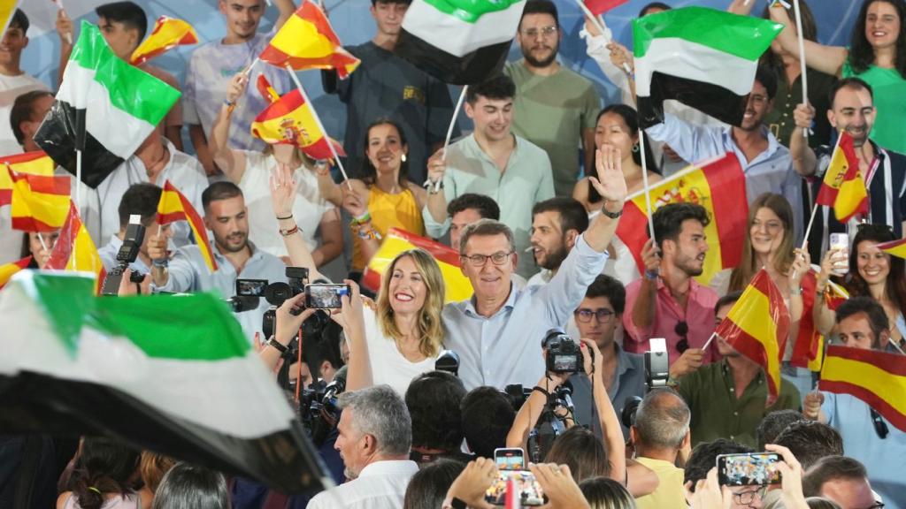 Feijóo y María Guardiola, este viernes en Badajoz, en un mitin del PP en Badajoz.