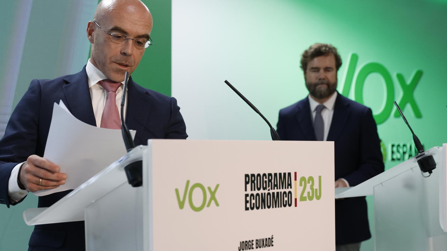 El vicepresidente de Acción Política de Vox, Jorge Buxadé (i) y su portavoz en el Congreso, Iván Espinosa de los Monteros (d) presentan el programa económico del partido.