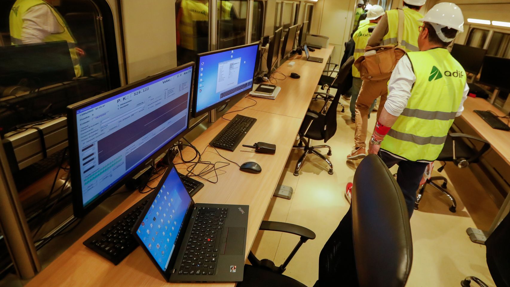 Varios trabajadores en el interior del tren laboratorio de Adif