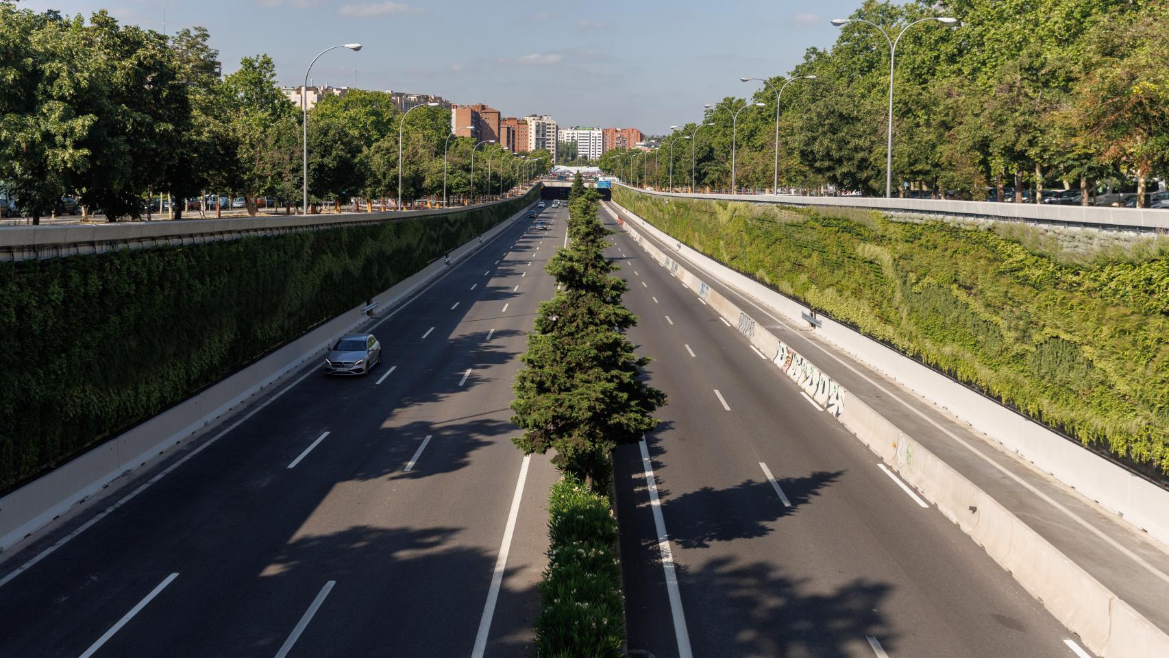 Vista de los nuevos jardines verticales instalados en los laterales de la M-30, en la Glorieta de Nueva Zelanda.