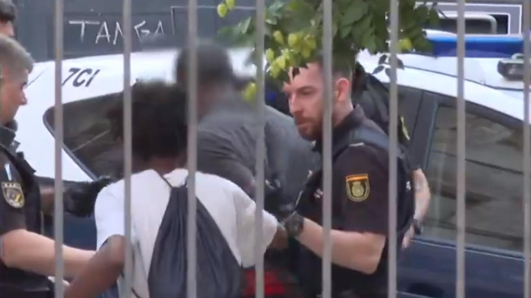 La Policía Nacional detiene al hombre que ha lanzado una botella al equipo de reporteros.